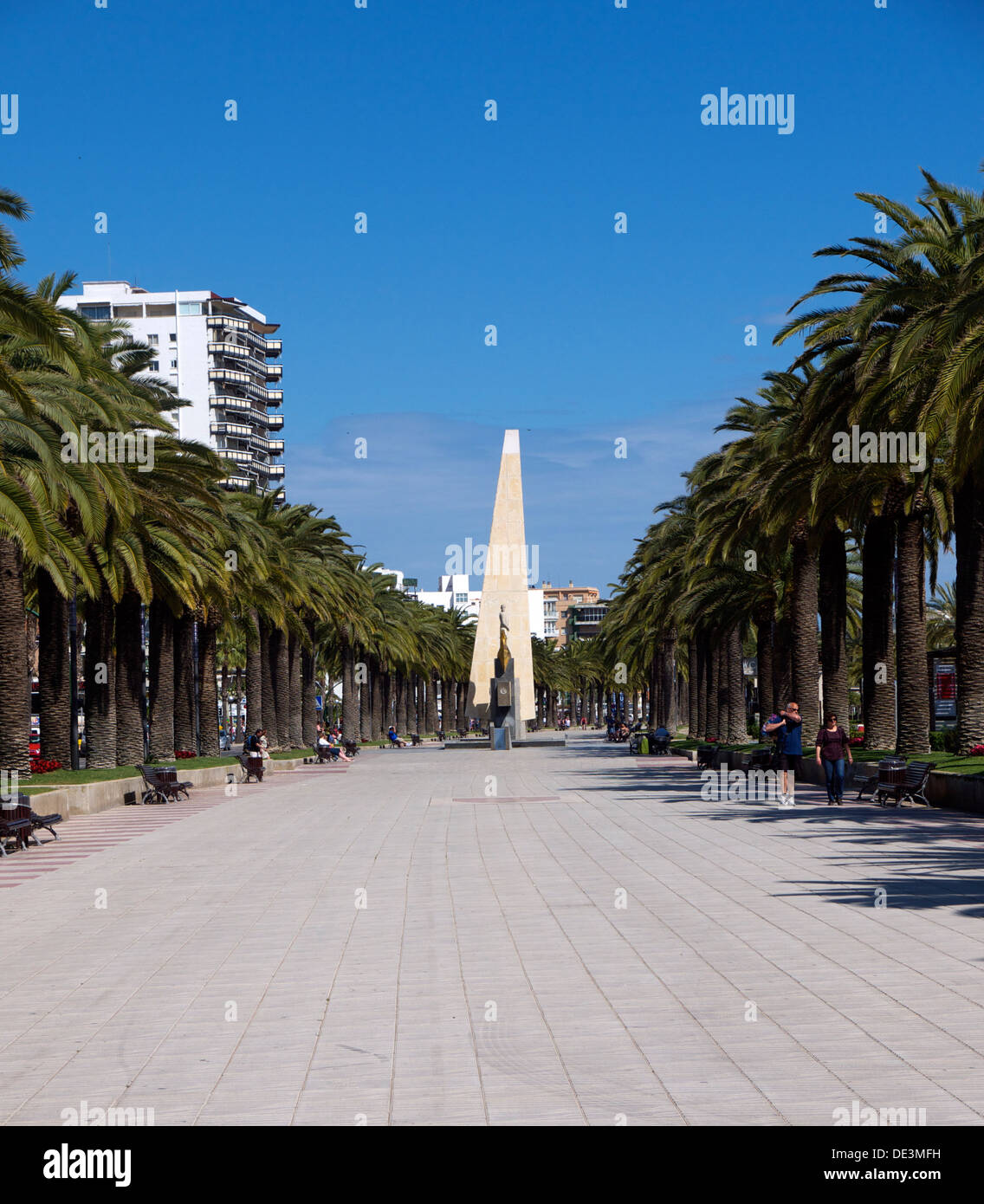 Denkmal für Jaume ich (James i. von Aragon) am Ende eines Palm Baumgrenze Gehwegs Stockfoto