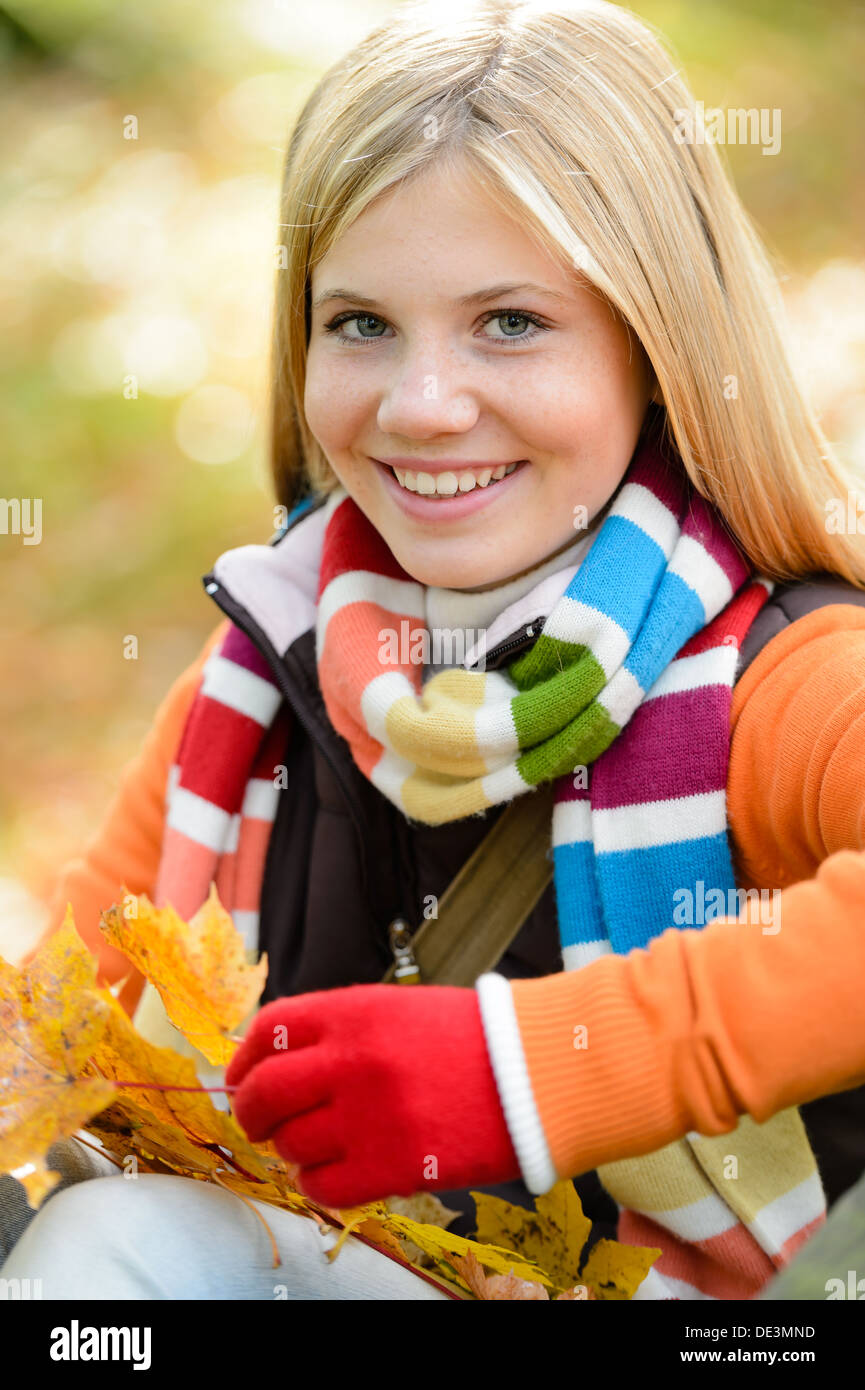 Natur Wald verlässt lächelnd blonde Mädchen im Herbst bunten Schal trocken Stockfoto