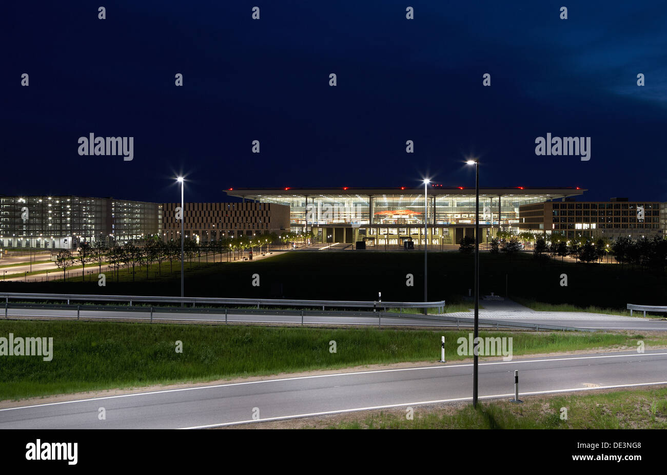 Schönefeld, Deutschland, den Vereinigten Flughafen Berlin Brandenburg in der Nacht Stockfoto