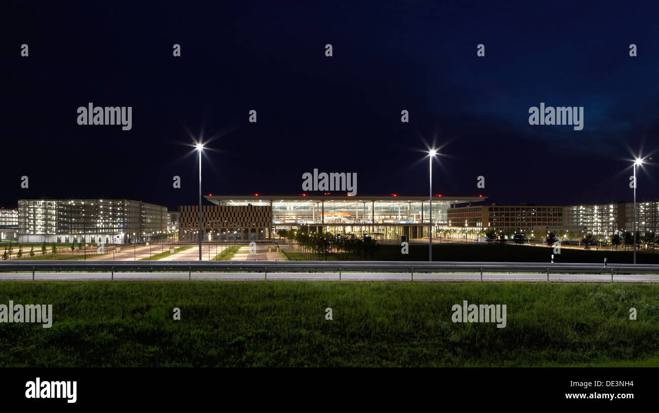 Schönefeld, Deutschland, den Vereinigten Flughafen Berlin Brandenburg in der Nacht Stockfoto