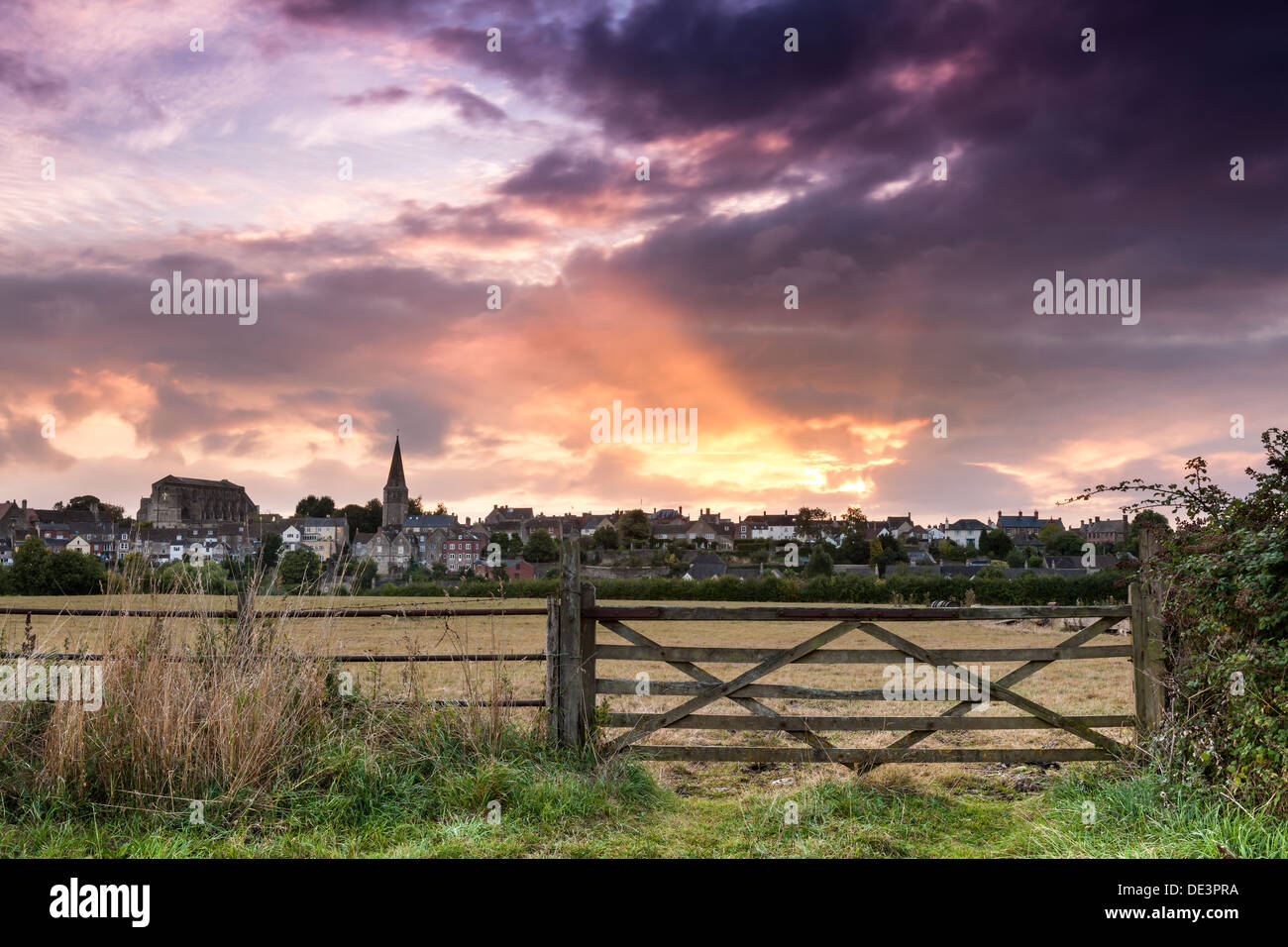 Einen spektakulären Sonnenaufgang über Wiltshire-Hügel-Stadt von Malmesbury im September. Stockfoto