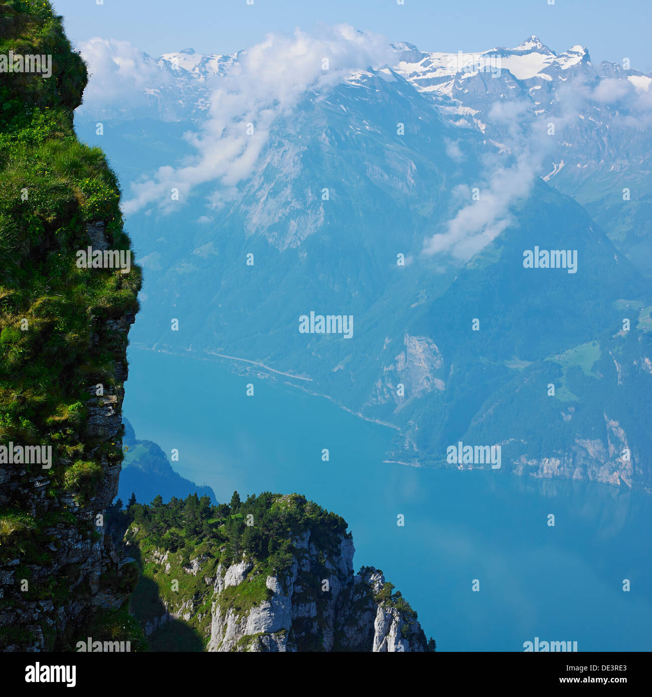 Blick über den Vierwaldstättersee vom Fronalpstock, den Schweizer Alpen, Schweiz. Stockfoto