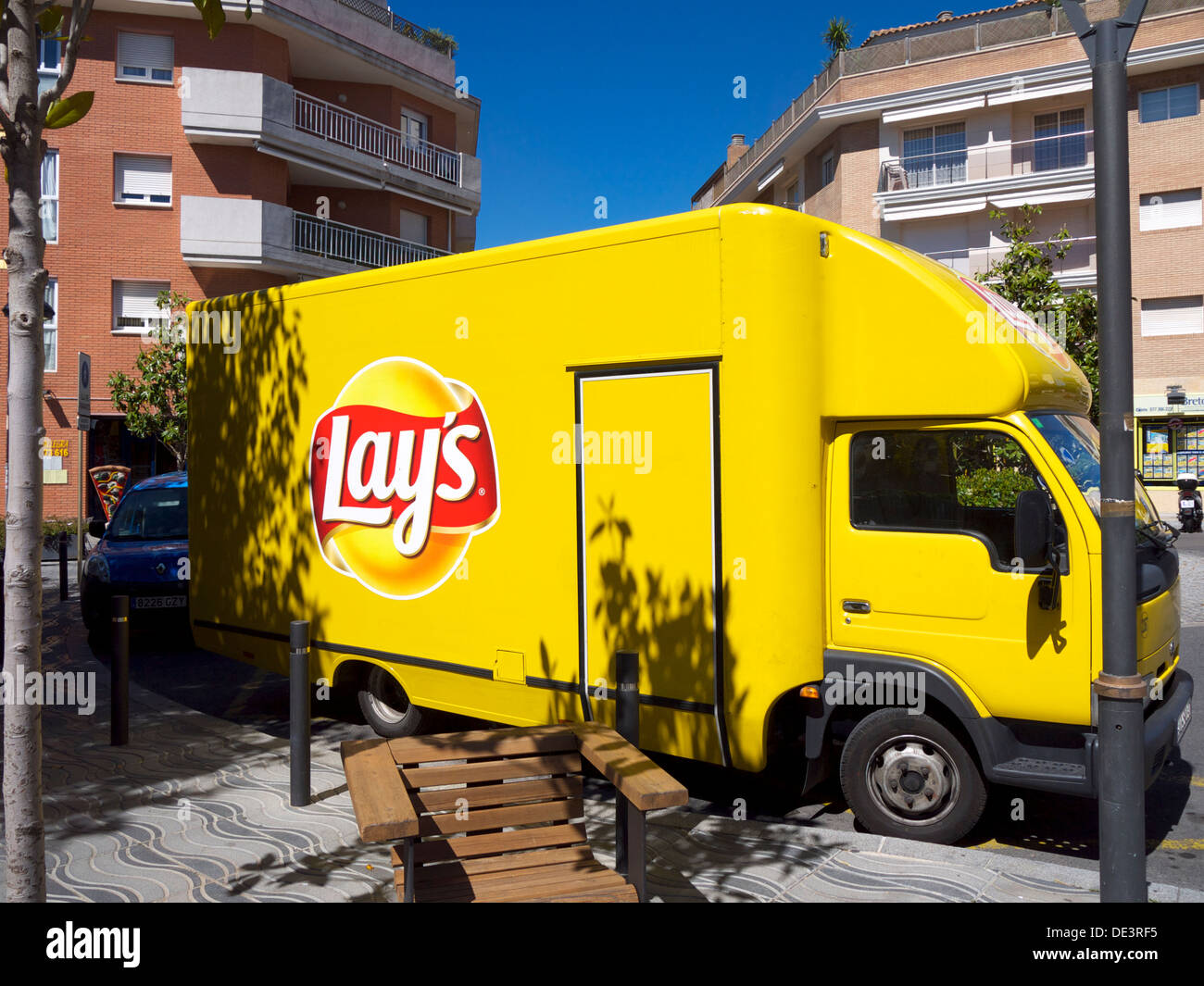 Legt Lieferwagen in einem spanischen Dorf Straße abgestellt Stockfoto