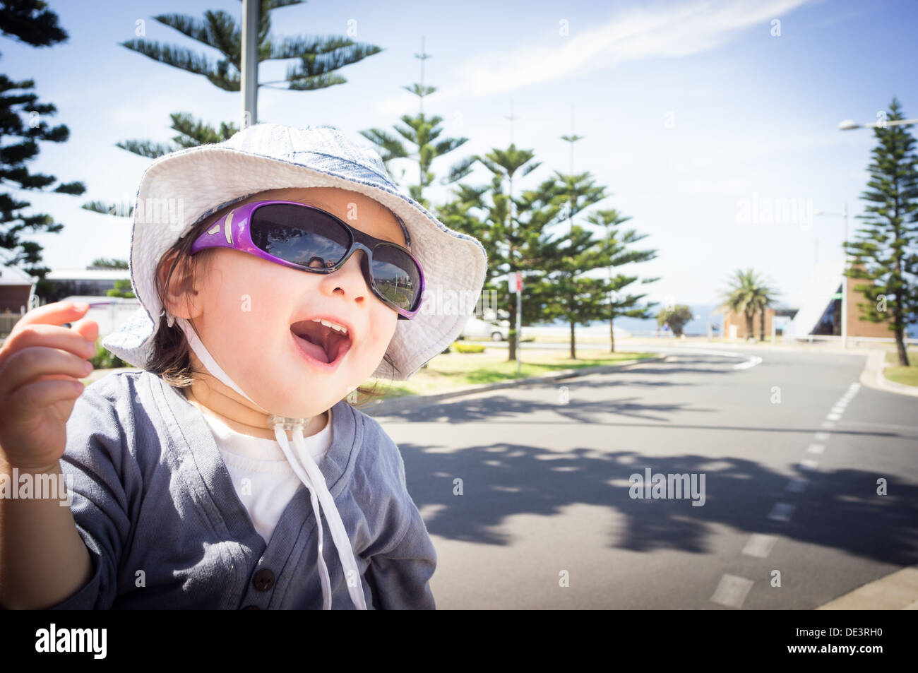 1 jährigen Jungen in Hut und Sonnenbrille Stockfoto