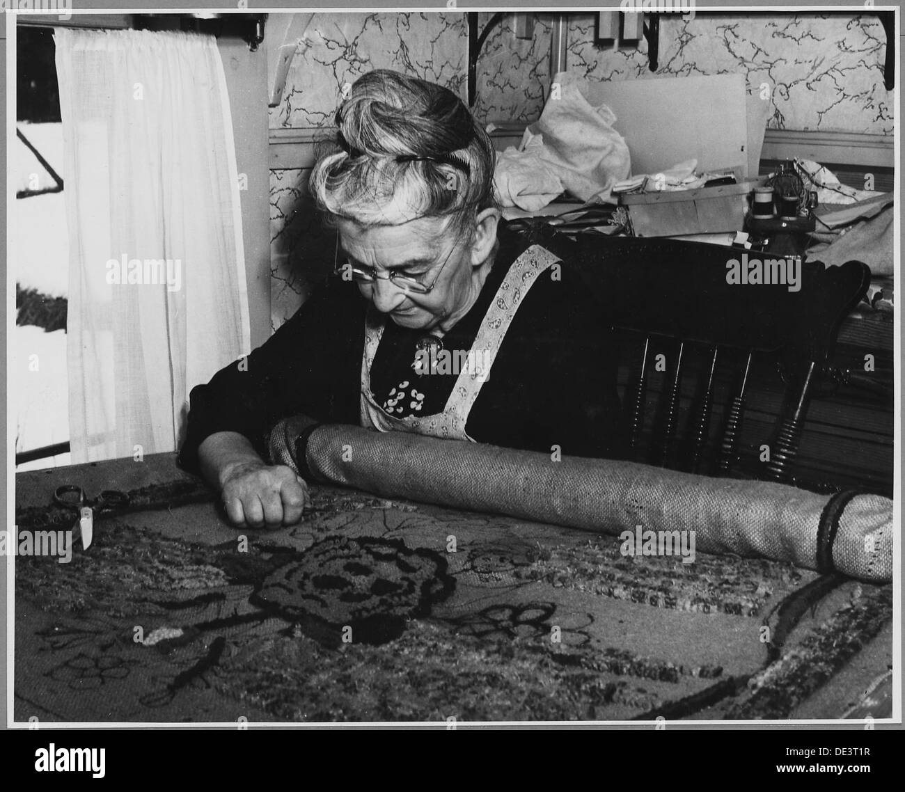 Ein Blick auf das traditionelle Leben in Landaff, Grafton County, New Hampshire, wo Frauen vor einem Jahrhundert im Spinnen, Weben und Anfertigen von Kleidung begabt waren. Diese Handwerke waren für die Selbstversorgung und das kulturelle Erbe der Gemeinde von wesentlicher Bedeutung. Stockfoto