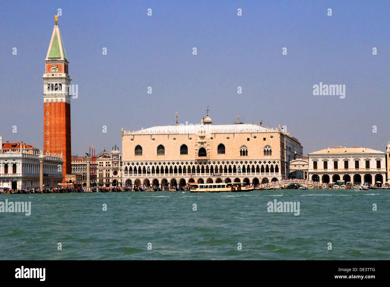 ältesten und berühmtesten Brücke der Seufzer in der Nähe der Dogenpalast in Venedig in Italien mit vielen Touristen 3 Stockfoto