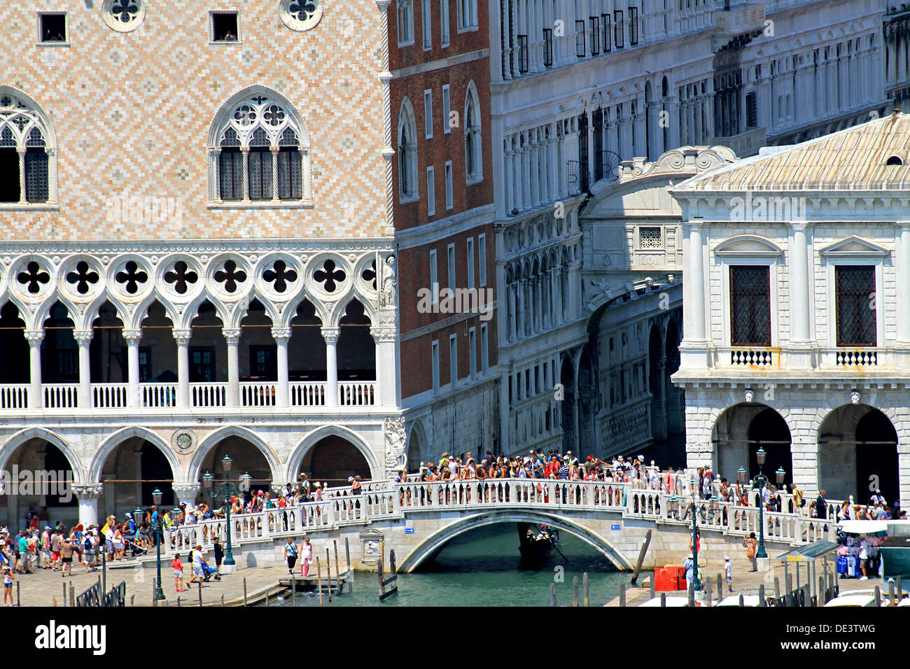 ältesten und berühmtesten Brücke der Seufzer in der Nähe der Dogenpalast in Venedig in Italien mit vielen Touristen 1 Stockfoto