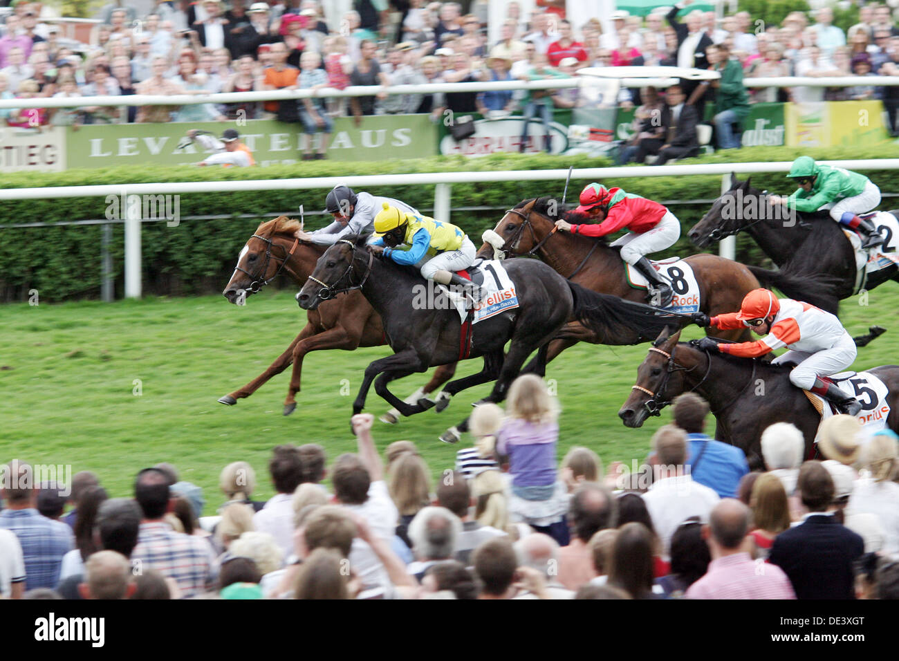 Hamburg, Deutschland, Pferde und jockeys im Abgang bei einem Pferderennen Stockfoto