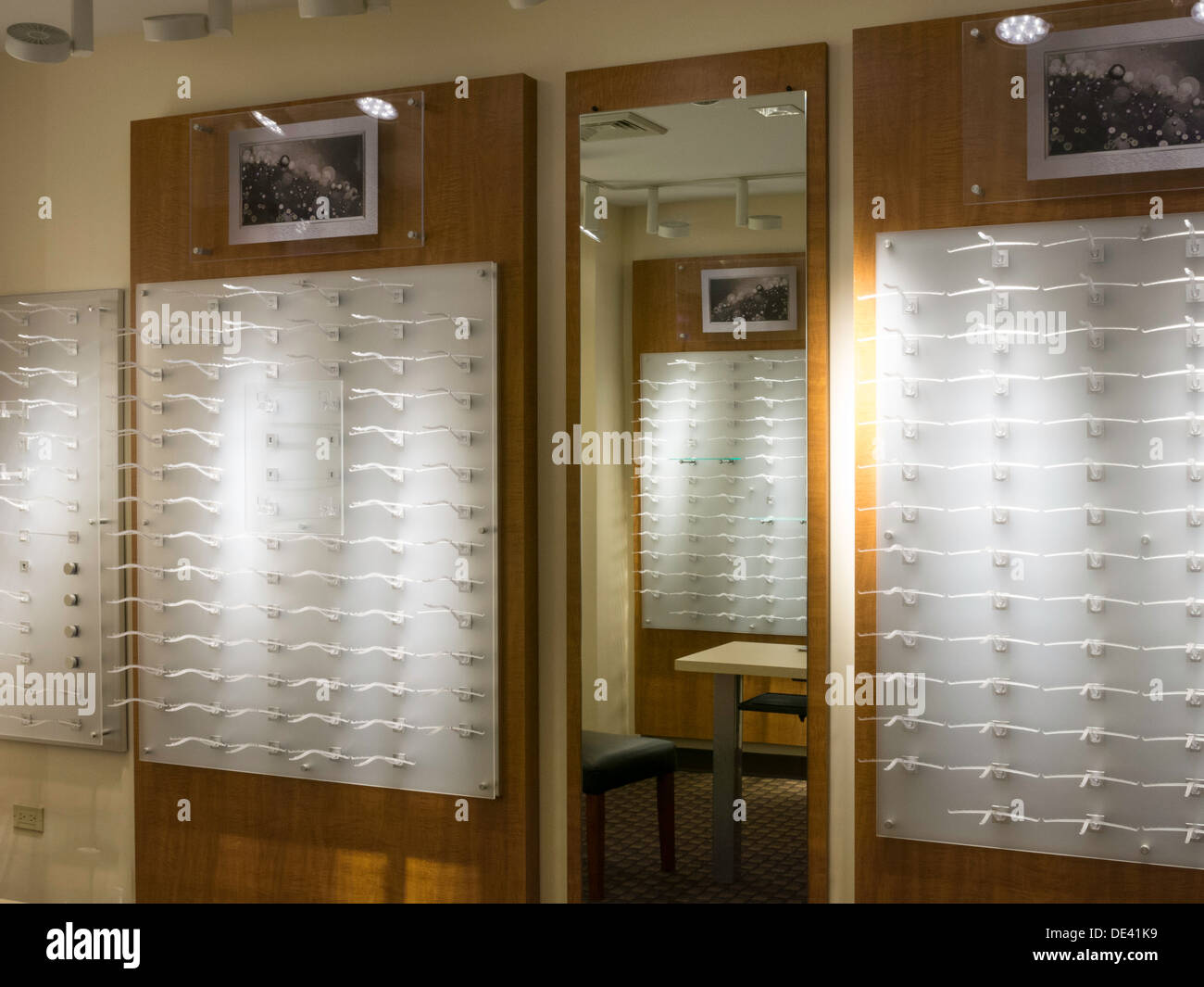 Leere Optiker Display Vitrinen für Gläser, USA Stockfoto