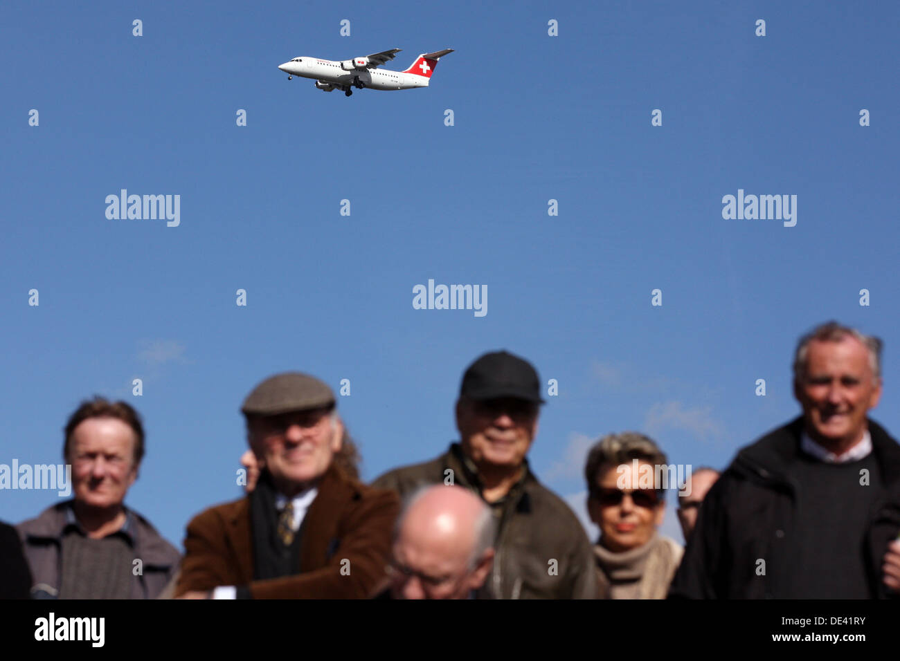 Hannover, Deutschland, Schweizer Flugzeuge über den Köpfen der Menschen Stockfoto