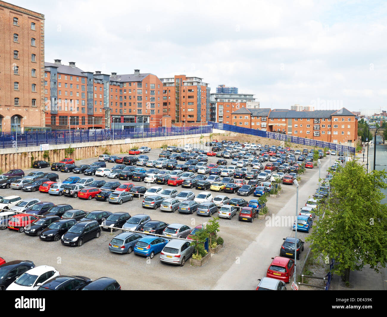 Speichern Sie Straße Parkplatz in der Nähe des Stadtzentrums in Manchester UK Stockfoto