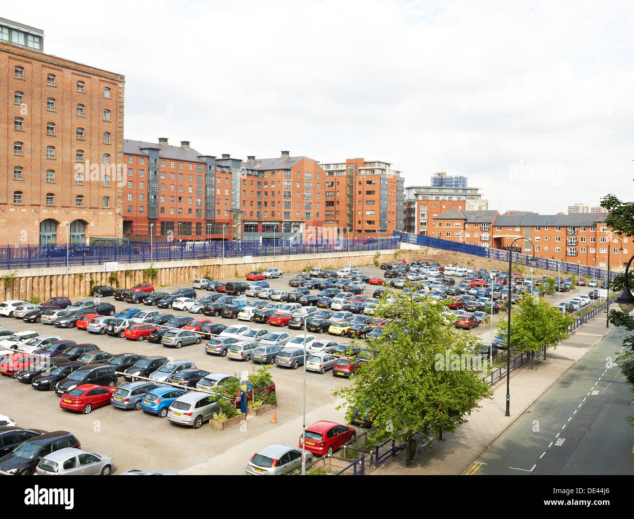 Speichern Sie Straße Parkplatz in der Nähe des Stadtzentrums in Manchester UK Stockfoto