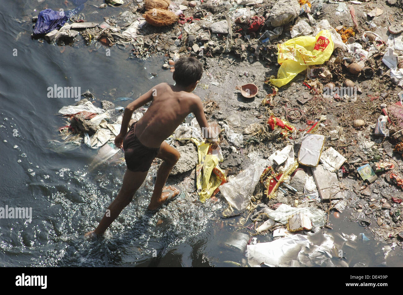Delhi Indien Kinder Und Müll Im Fluss Yamuna Stockfoto Bild