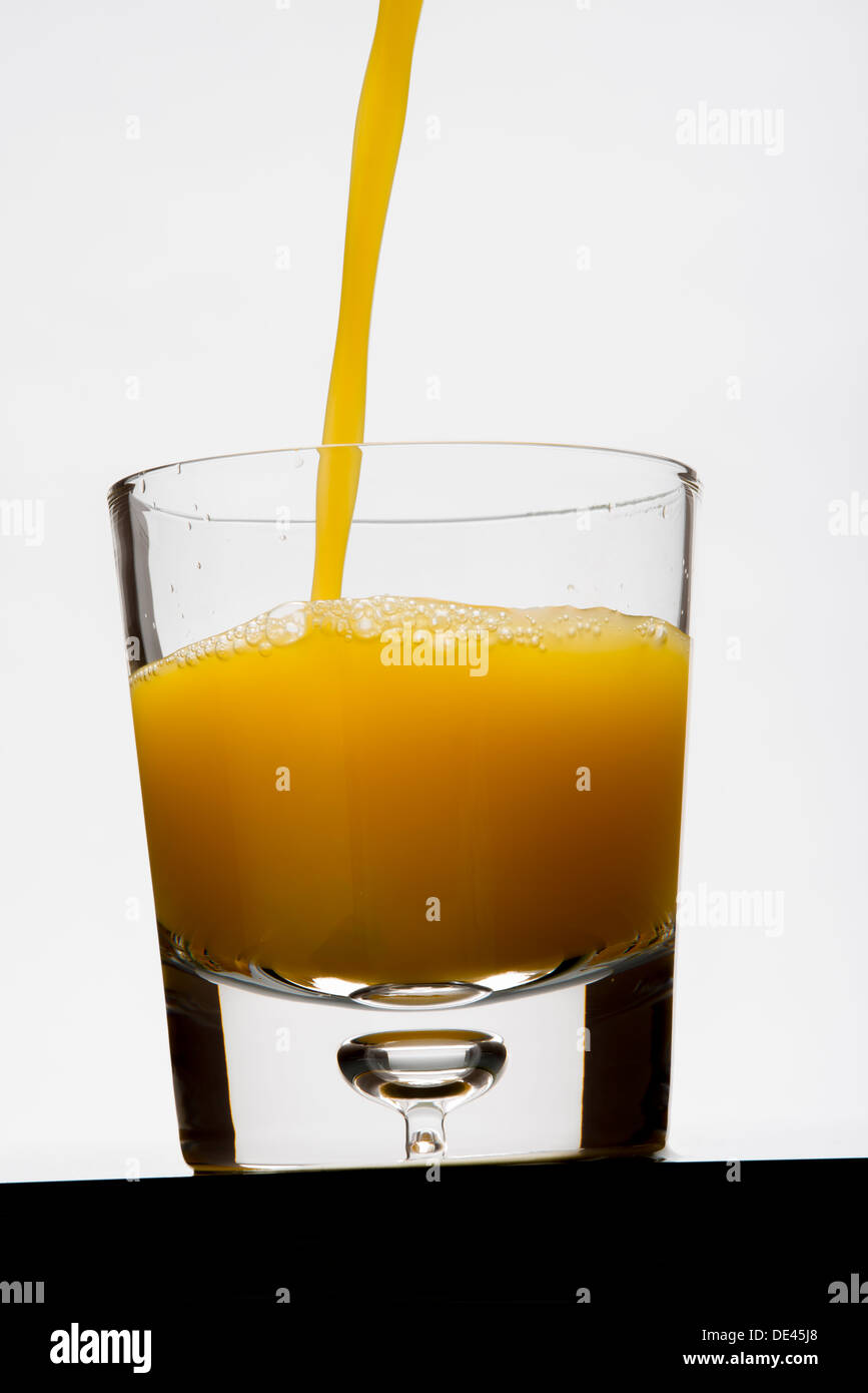 Frisch gepresster reinen und gesunden Orangensaft zum Frühstück in ein Glas gegossen Stockfoto