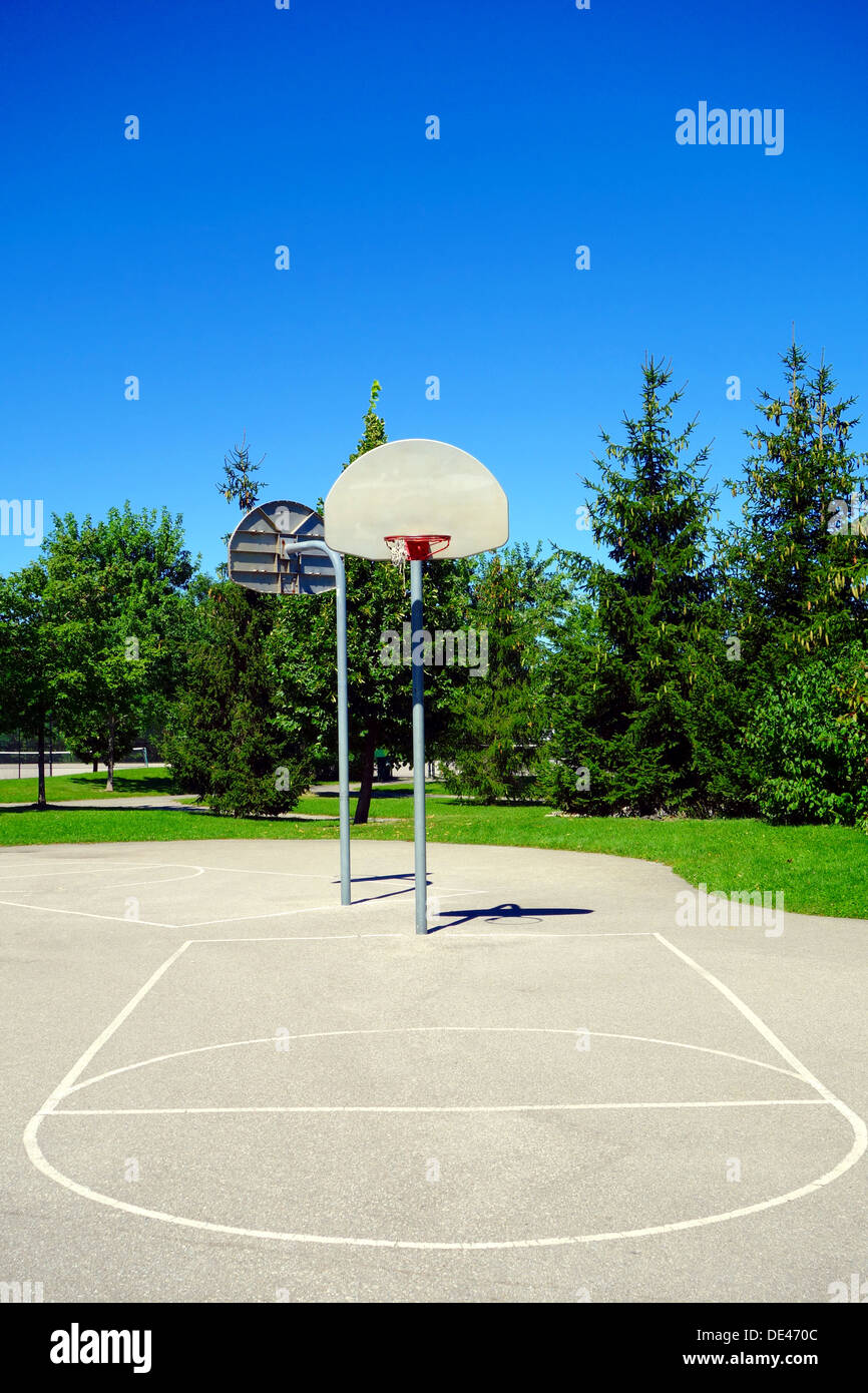 Basketballplatz in einem vorstädtischen Park in Ontario Stockfoto