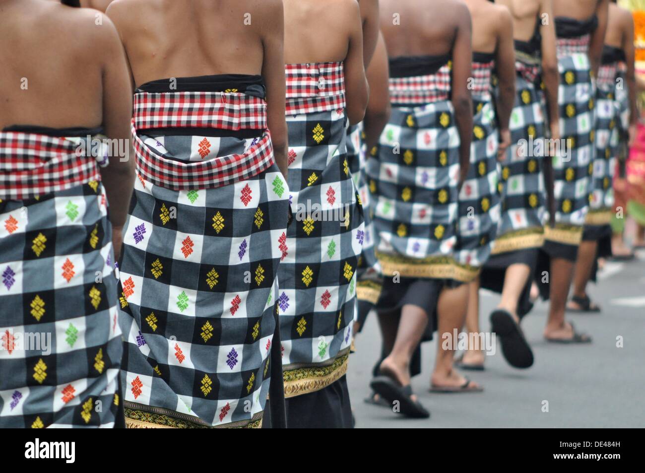 Sarong männer auf der parade -Fotos und -Bildmaterial in hoher Auflösung –  Alamy