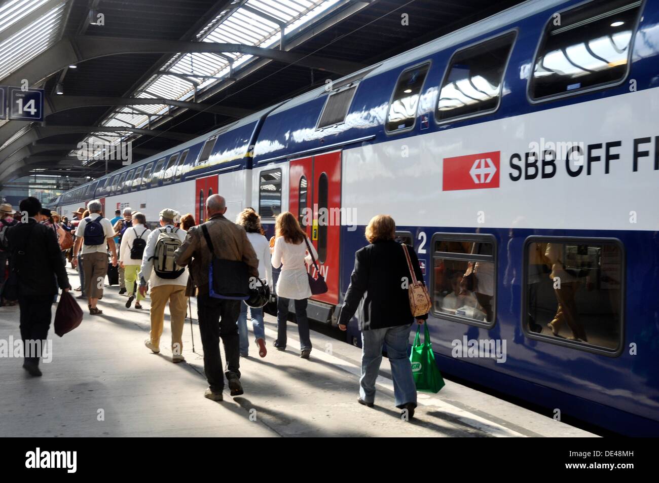 Zürich (Schweiz): Menschen und Züge im Hauptbahnhof Stockfotografie - Alamy
