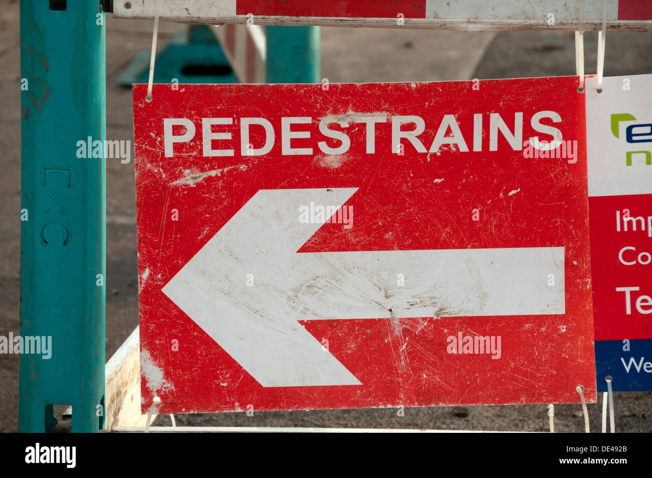 Falsche Schreibweise für eine Richtung melden für Fußgänger, Dinkel "Pedestrains".  Droylsden, Manchester, England, UK Stockfoto