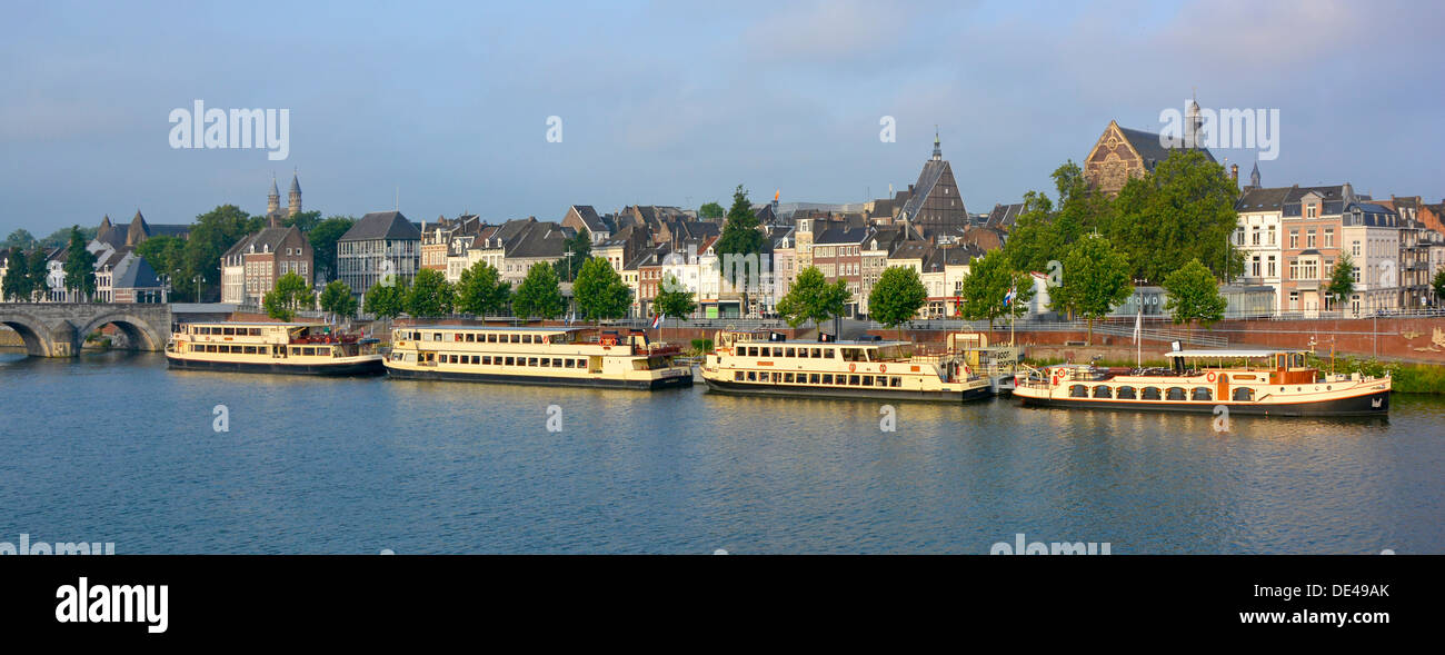 Maastrichter Uferpromenade am frühen Morgen Landschaftsblick vor Geschäftsbeginn für Besichtigungstour Boote auf dem Fluss Maas in Limburg Niederlande Europa EU Stockfoto