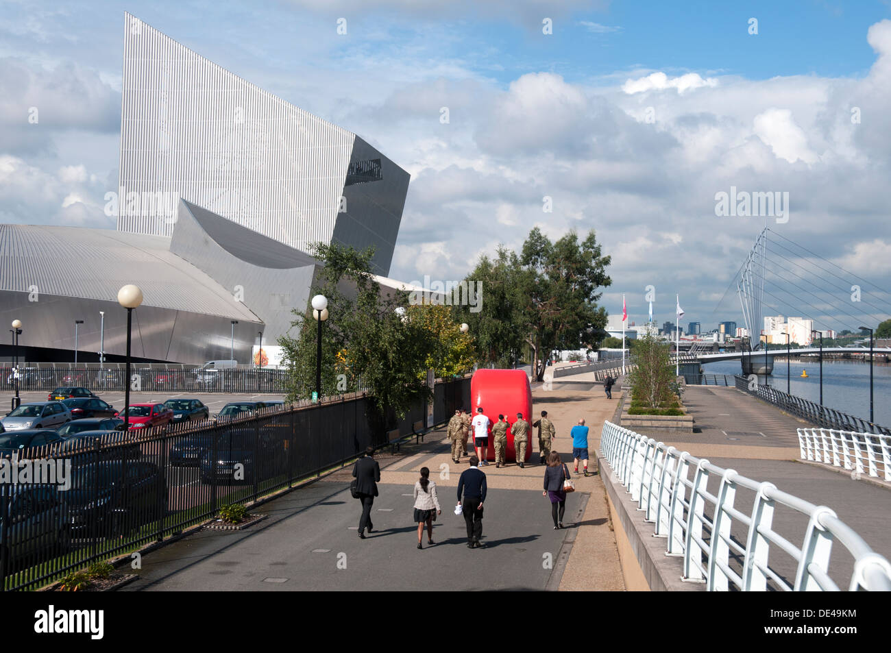 Kräfte-Personal schieben das große rot-Rad des Stoptober "Rauchen aufhören" Kampagne, Salford Quays, Manchester, England, UK Stockfoto