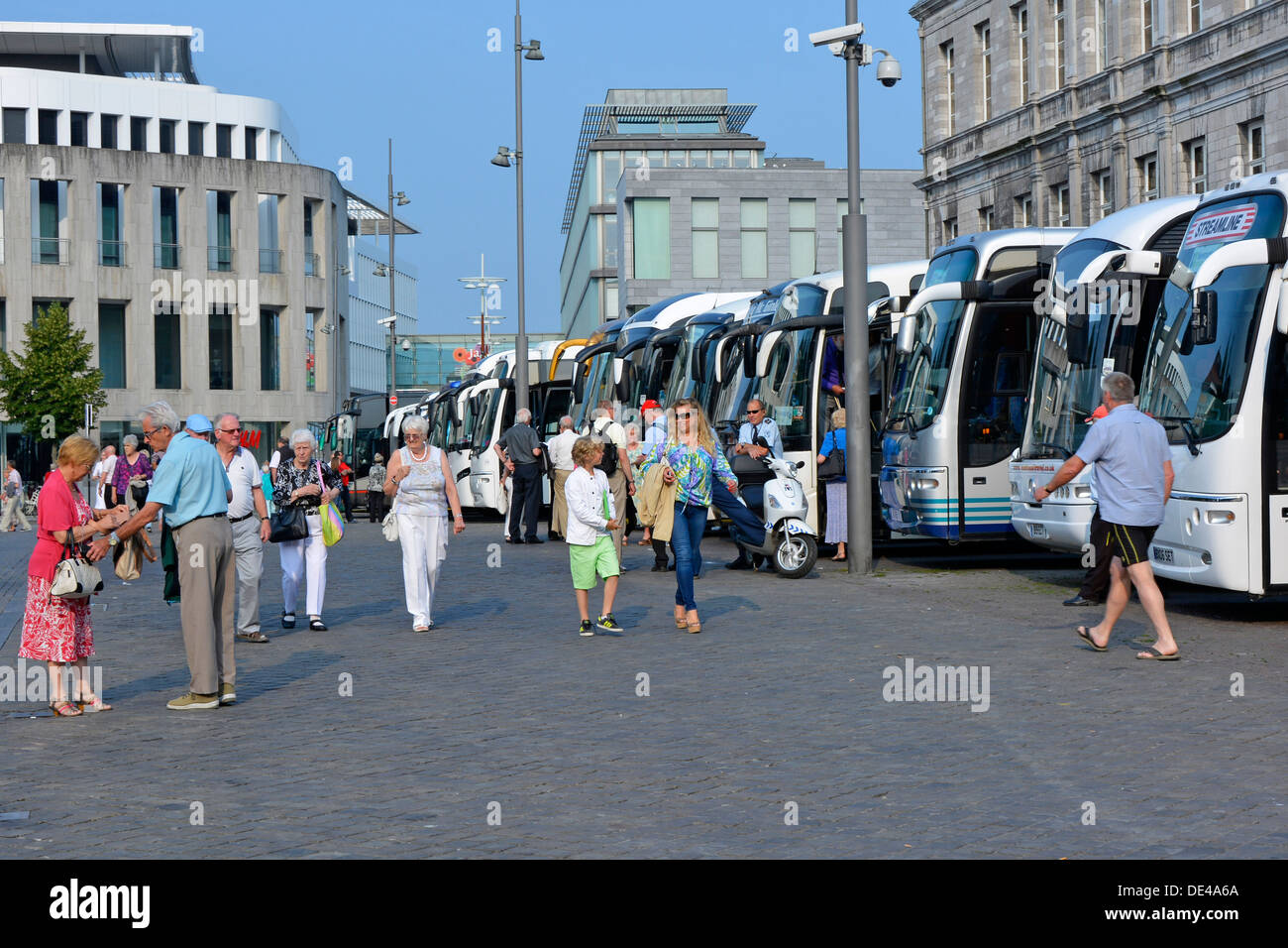 Maastricht britische Reisebusse und Fahrer, die auf dem Marktplatz parkten, transportierten Touristen zu einem Sommerabendkonzert von André Rieu und seinem Orchester EU Stockfoto