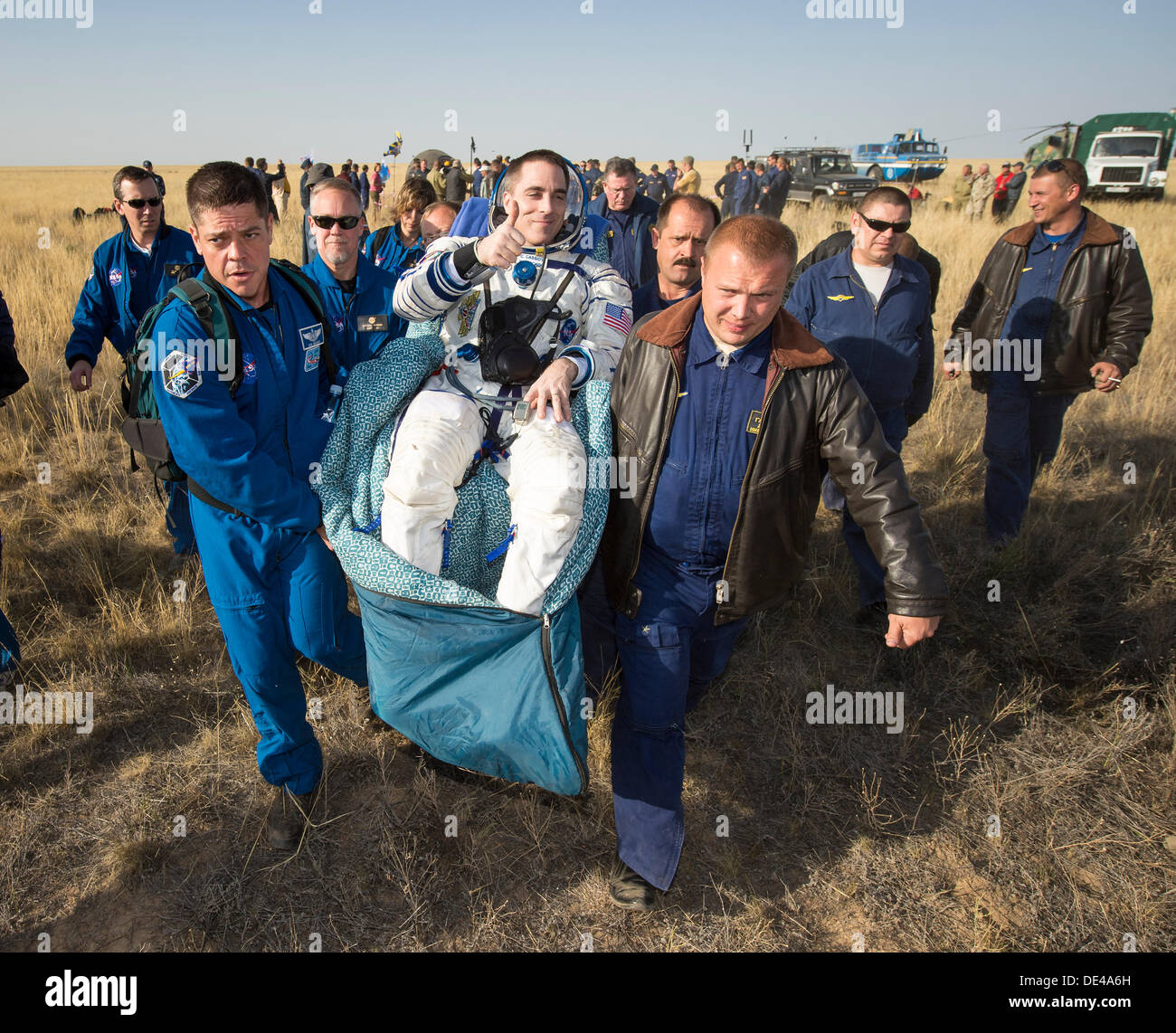 NASA-Expedition 36 Astronaut Chris Cassidy erfolgt zum medizinischen Zelt kurz nach der Landung in einer Sojus TMA - 08 M-Kapsel in einer abgelegenen Gegend 11. September 2013 in der Nähe der Stadt Zhezkazgan, Kasachstan. Vinogradov, Misurkin und Cassidy Rückkehr zur Erde nach fünfeinhalb Monaten auf der internationalen Raumstation ISS. Stockfoto