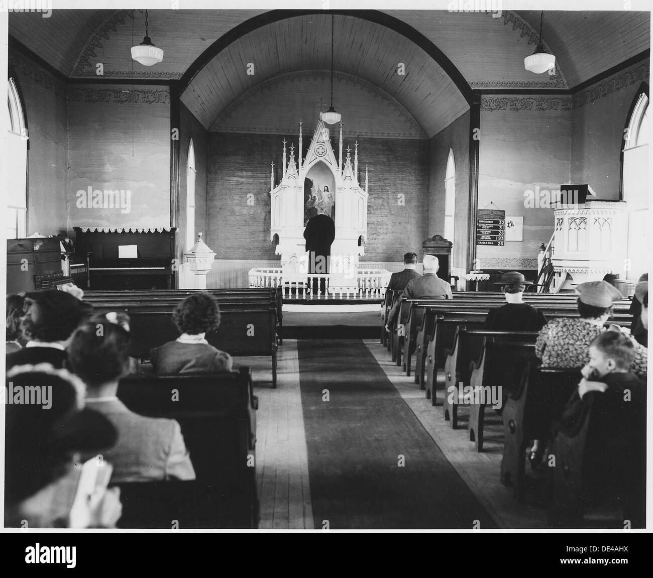 Dieses Foto unterstreicht die Bedeutung der Kirche in Irwin, einer Stadt im Shelby County, Iowa, wo die Kirche die zentrale Institution bleibt. Sie spiegelt die Abhängigkeit der Gemeinschaft von religiösen Strukturen für den sozialen Zusammenhalt wider. Stockfoto