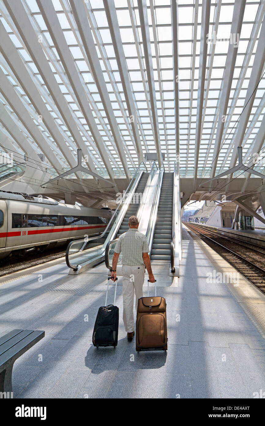 Model Release älterer Mann der Schienenpersonenverkehr Person zu Fuß mit Koffer Gepäck am Bahnhof Plattform Rolltreppe Lüttich, modernes Gebäude aus Glas Stockfoto