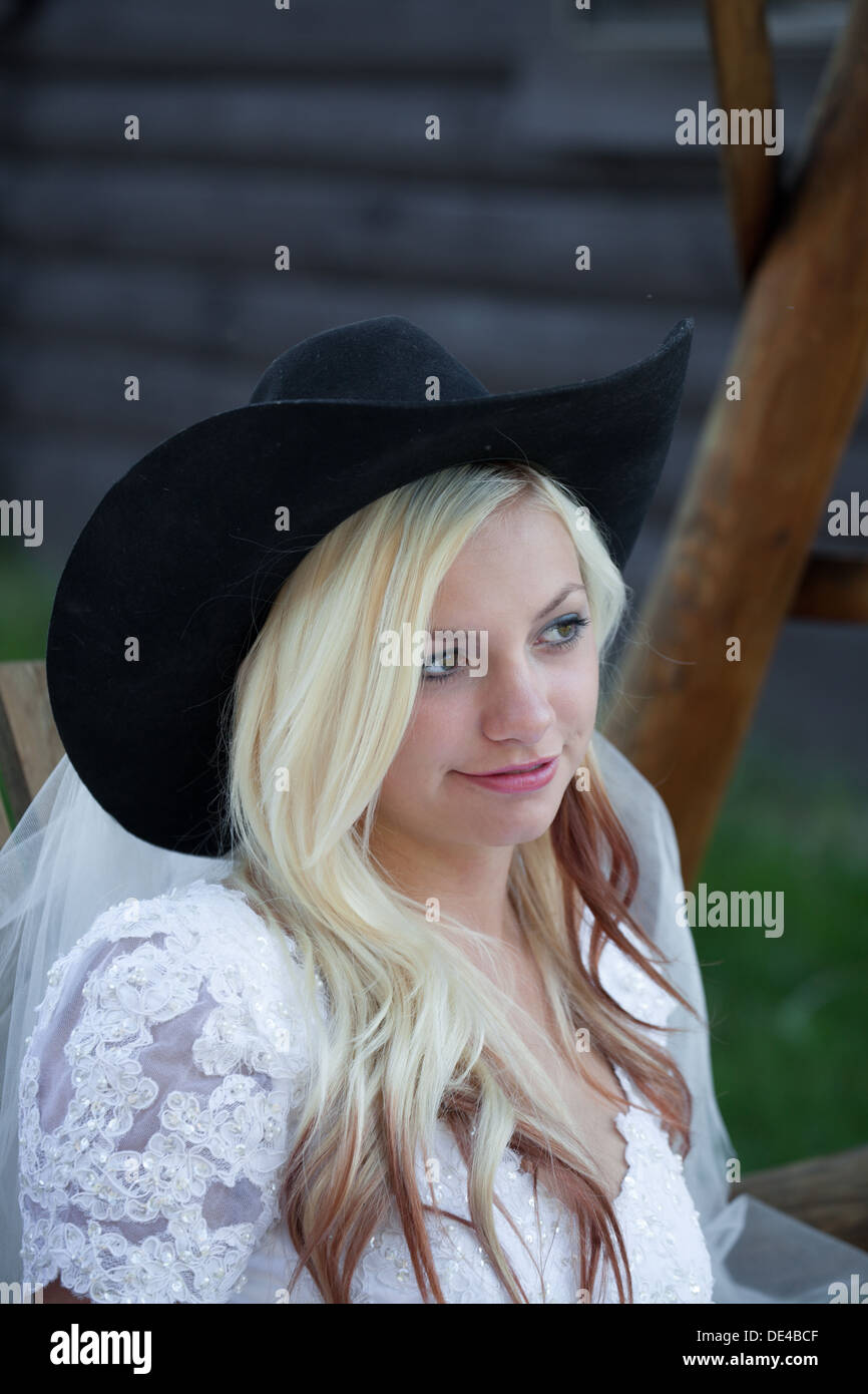 hübsche junge blonde Cowgirl in schwarzer Stetson Hut Stockfoto