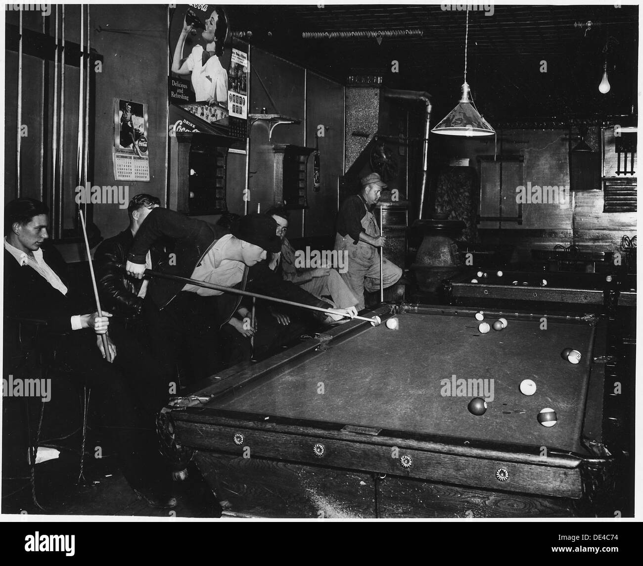 In Shelby County, Iowa, ist die kommerzielle Unterhaltung im Dorf auf das lokale Filmhaus beschränkt. Dies spiegelt die Unterhaltungsmöglichkeiten der ländlichen Gemeinde während des Zeitraums wider. Stockfoto