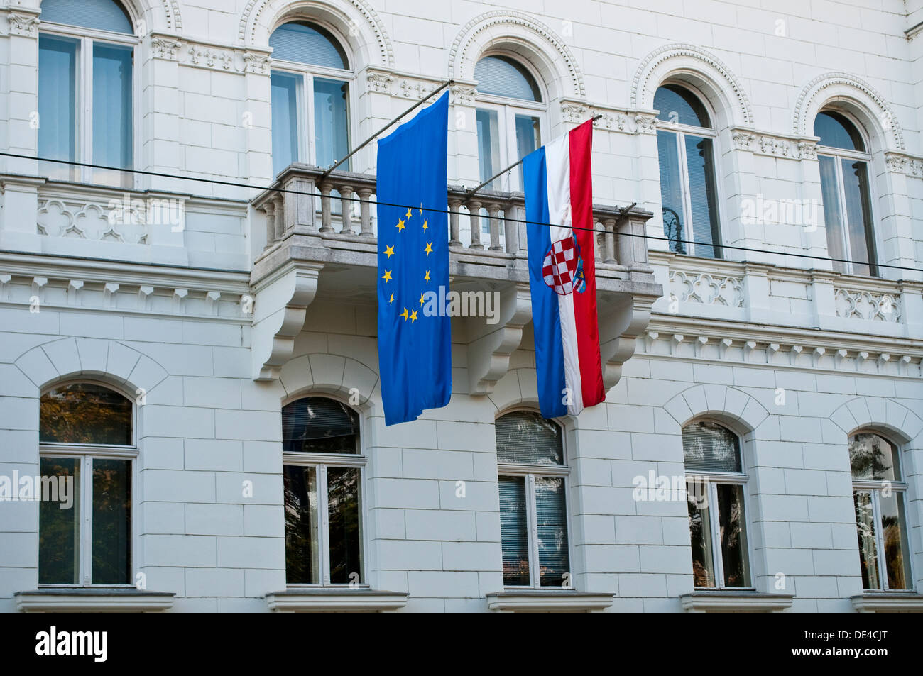 Kroatisch und Europäische Union Flaggen auf ein Regierungsgebäude, Zagreb, Kroatien Stockfoto