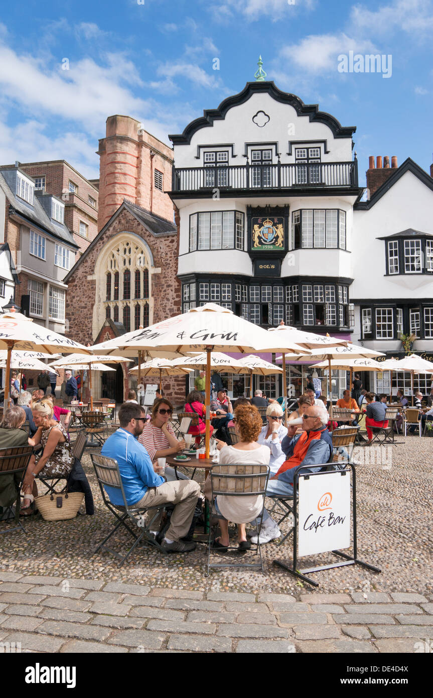 Leute sitzen im äußeren Café Mols Kaffeehaus, Cathedral Close, Exeter, Devon, England, UK Stockfoto
