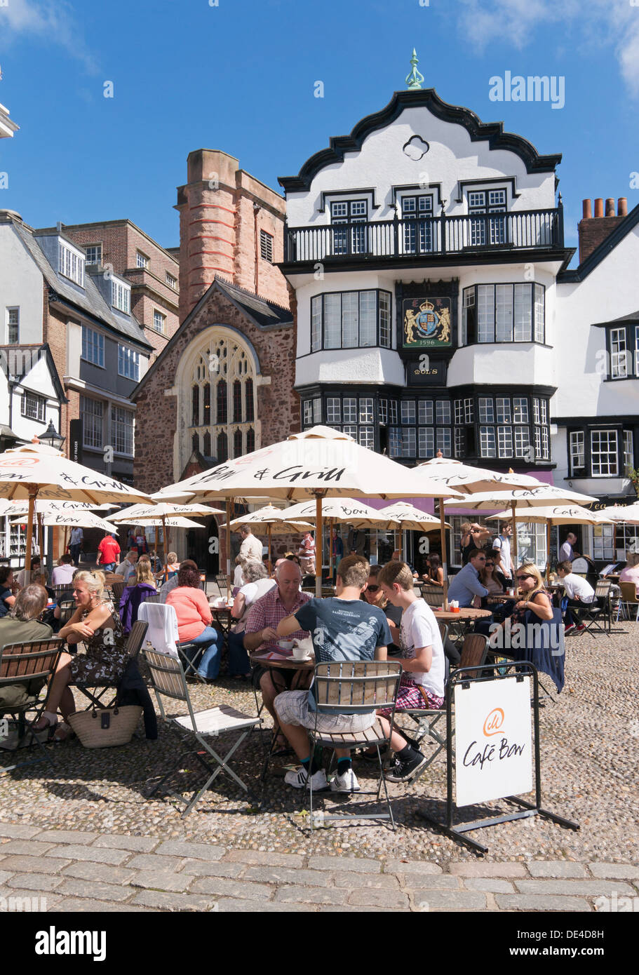 Leute sitzen im äußeren Café Mols Kaffeehaus, Cathedral Close, Exeter, Devon, England, UK Stockfoto