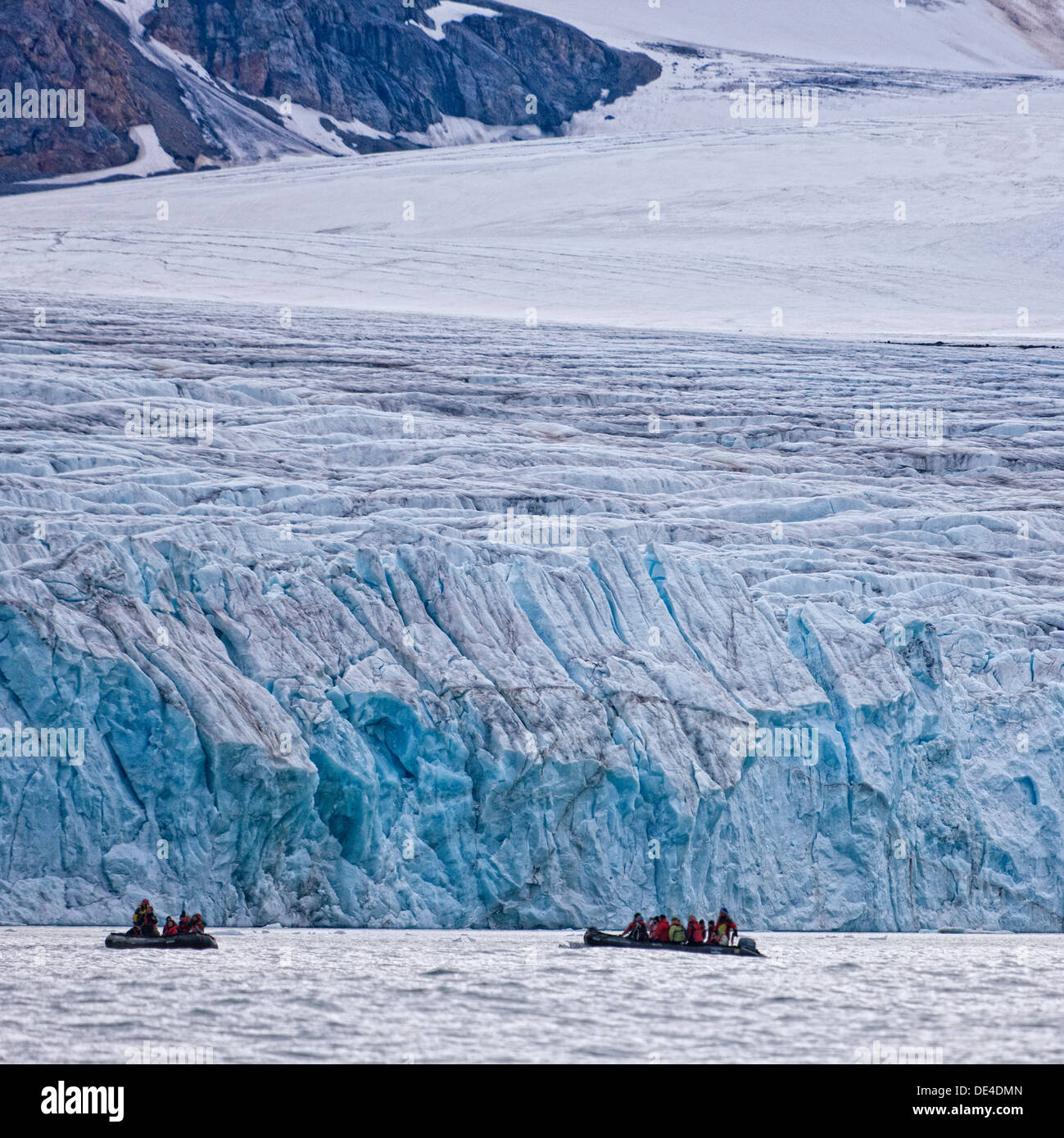 Menschen auf Zodiacs erkunden bis zum 14. Juli Gletscher, Spitzbergen, Island, Spitzbergen, Norwegen Stockfoto