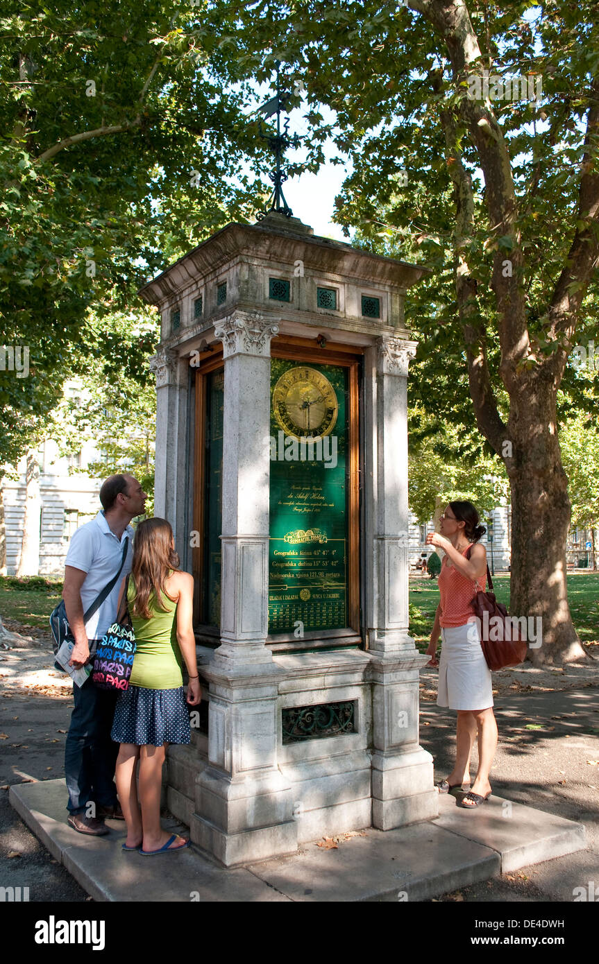 Touristen, die gerne am Denkmal zeigt Wetterdaten über Zagreb, Zrinjevac Park, Zagreb, Kroatien Stockfoto