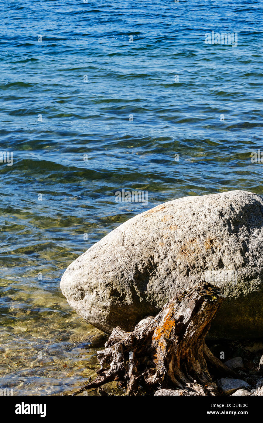 Ein Felsblock am Rande der Hancza See Stockfoto