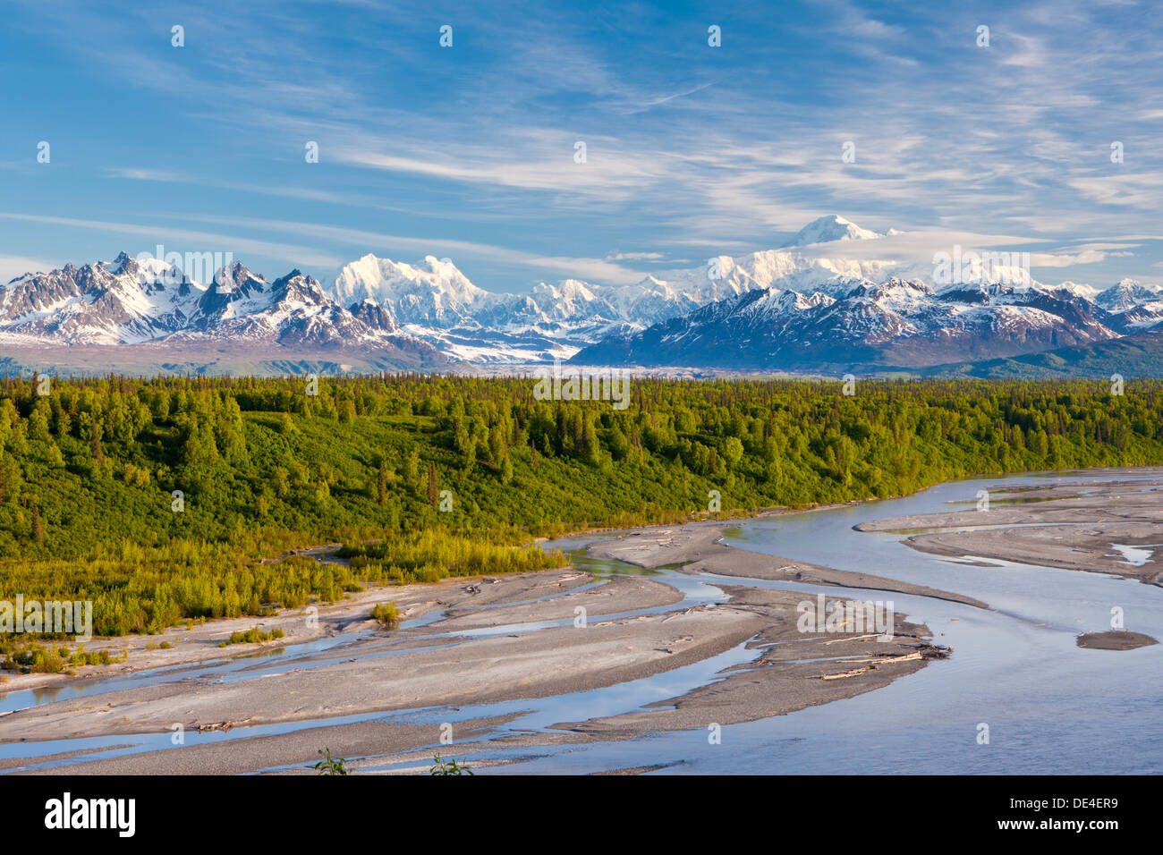 Blick auf McKinley oder Denali, Foraker und Hunter wird hinter Chulitna Fluss von Parks Highway, Alaska, Vereinigte Staaten von Amerika Stockfoto