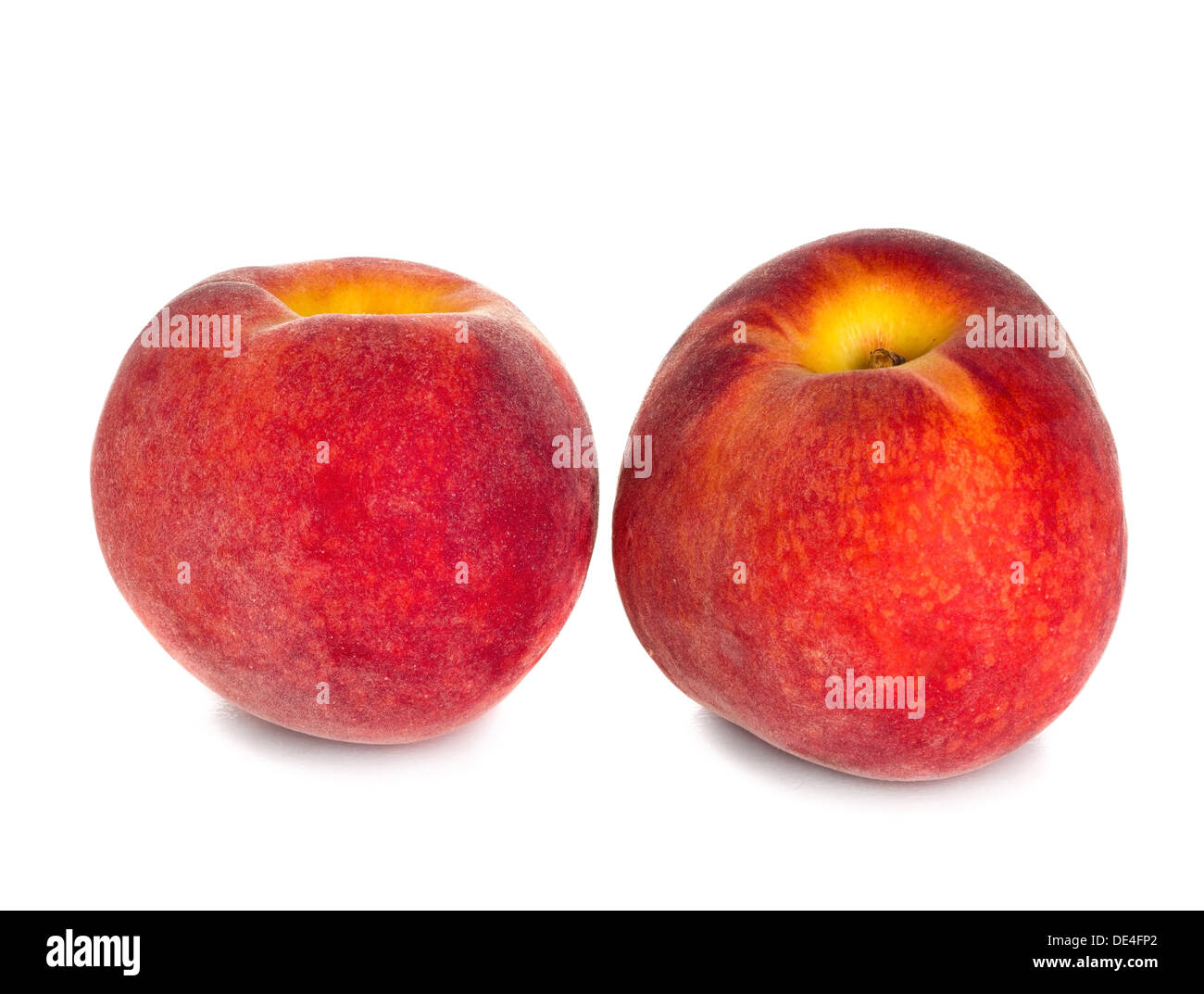Reife Pfirsichfrucht isoliert auf weißem Hintergrund Stockfoto