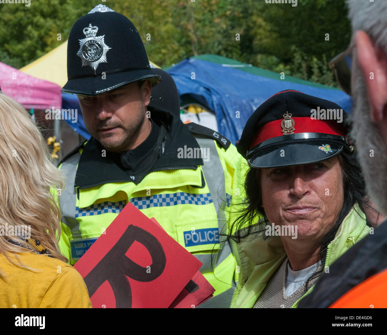 Balcombe, West Sussex. 11. September 2013. Protest von Umweltschützern "Kein Bindestrich für Gas" werden von der Polizei gebeten, von Seite Eingang zum ausgewiesenen Protest Nähe bewegen. Die Anti-Fracking, die Umweltschützer protestieren gegen Probebohrungen durch Cuadrilla auf dem Gelände in West Sussex, die zu der umstrittenen Fracking-Prozess könnte. Bildnachweis: David Burr/Alamy Live-Nachrichten Stockfoto