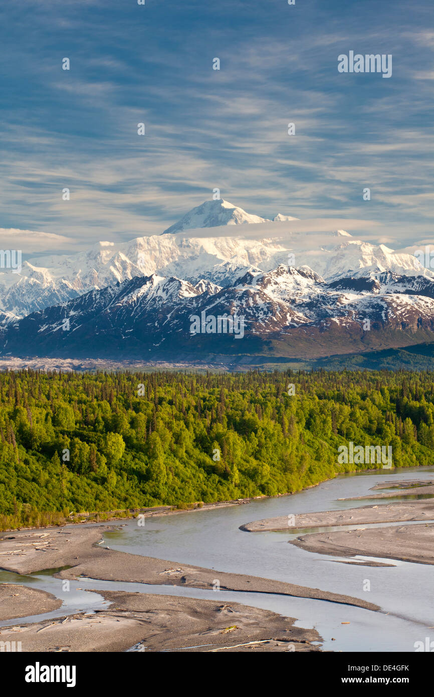 Blick auf McKinley oder Denali Berg hinter Chulitna Fluss von Parks Highway, Alaska, Vereinigte Staaten von Amerika Stockfoto