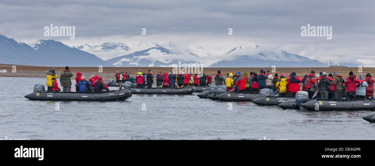 Touristen auf Zodiacs, Spitzbergen, Island, Spitzbergen, Norwegen Stockfoto
