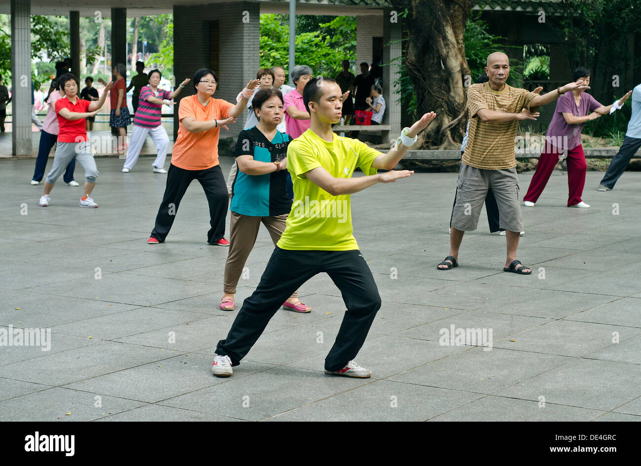 Menschen praktizieren Tai Chi im Park, Guangzhou, China Stockfoto