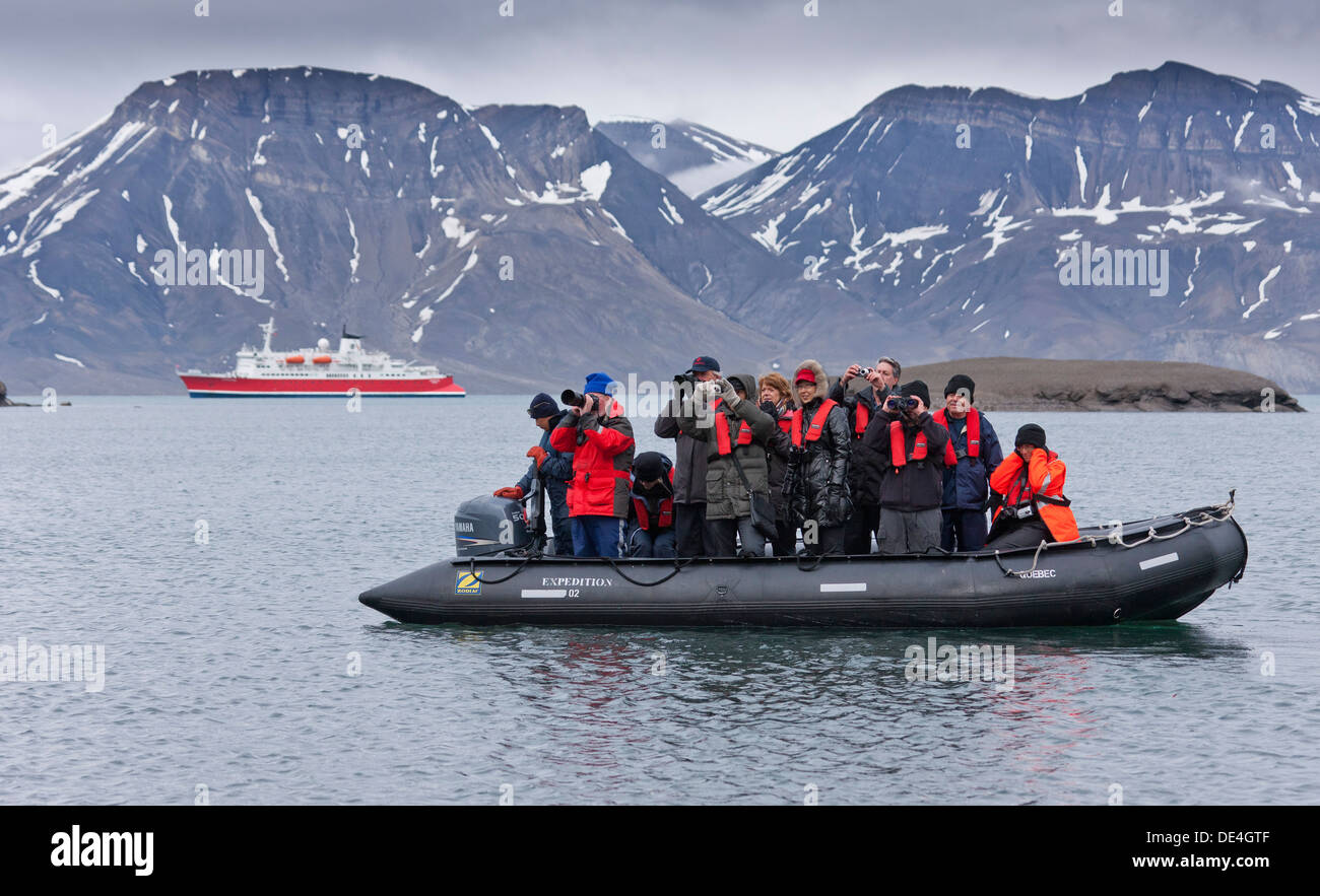 Touristen auf Zodiacs, Spitzbergen, Island, Spitzbergen, Norwegen Stockfoto