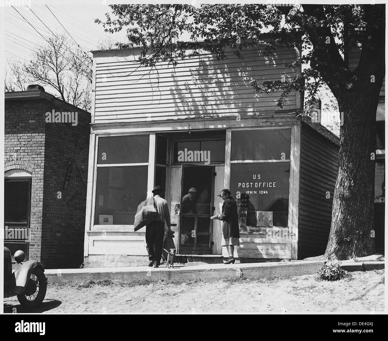 Mehrere Züge halten täglich am Depot Irwin in Shelby County, Iowa, was die Bedeutung der Eisenbahn für Kleinstadtverkehr und lokalen Handel widerspiegelt. Stockfoto