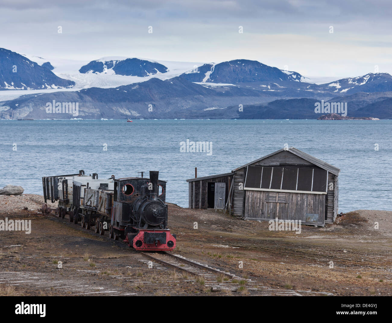 Alte verlassene Dampfzug in der Kohle-Bergbau-Tage verwendet. Ny Alesund, Insel Spitzbergen, Norwegen Stockfoto