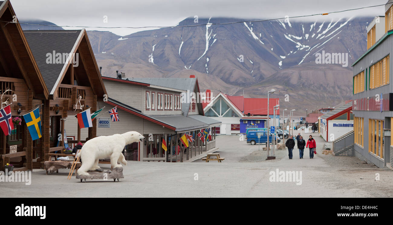 Ausgestopfter Eisbär außerhalb kleiner touristischer stoppen in Longyearbyen, Insel Spitzbergen, Norwegen Stockfoto