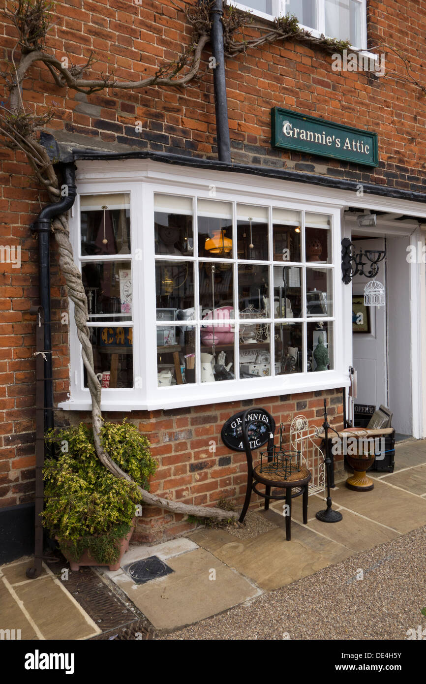 Eine altmodische Ladenfront, von einem unabhängigen Antiquitätenhändler in Lavenham, Suffolk. Stockfoto