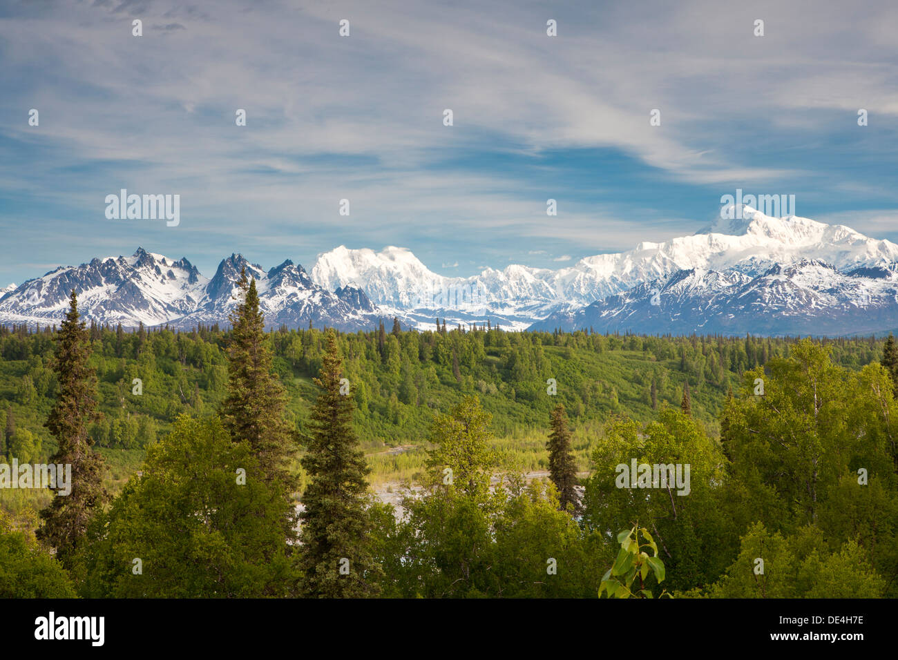 Blick auf McKinley oder Denali, Foraker und Hunter wird hinter Chulitna Fluss von Parks Highway, Alaska, Vereinigte Staaten von Amerika Stockfoto