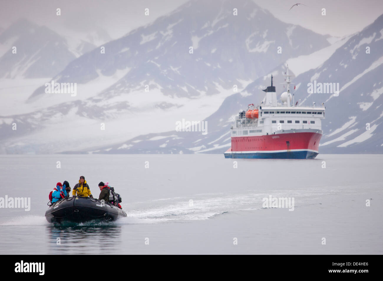Touristen auf Zodiacs in Richtung Smeerenburg mit Kreuzfahrt Schiff, Spitzbergen, Svalbard, Norwegen Stockfoto