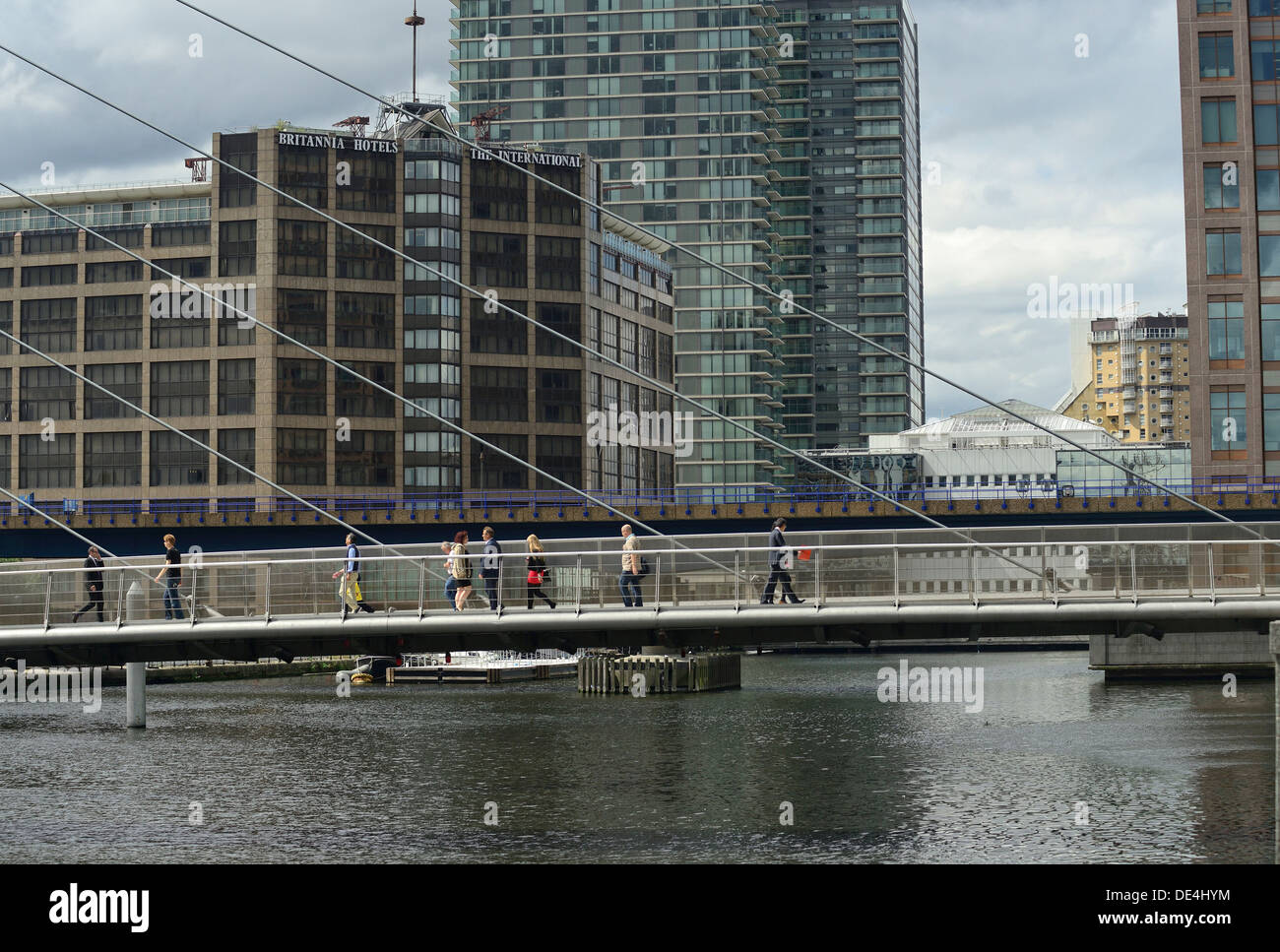 South Quay Fußgängerbrücke zum Canary Wharf - London's Business District (25 Bank Street, One Canada Square und 40 Bank Street) Stockfoto